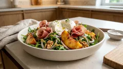 Sałatka z brzoskwinią, burratą i szynką parmeńską – prosto i elegancko